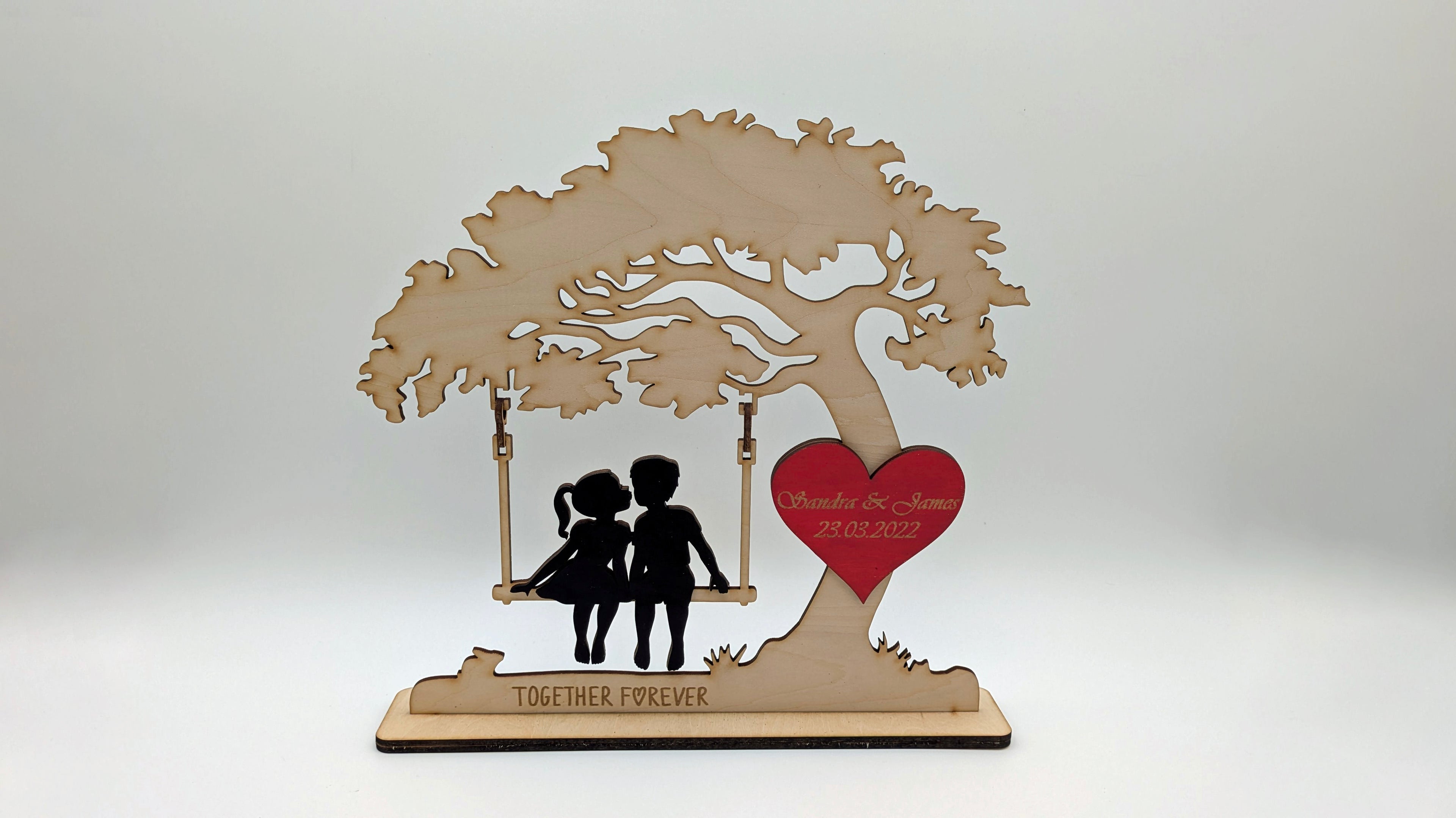 Herzensschaukel 1 – Personalisiertes 3D-Holzdisplay mit beweglichen Elementen & Gravur