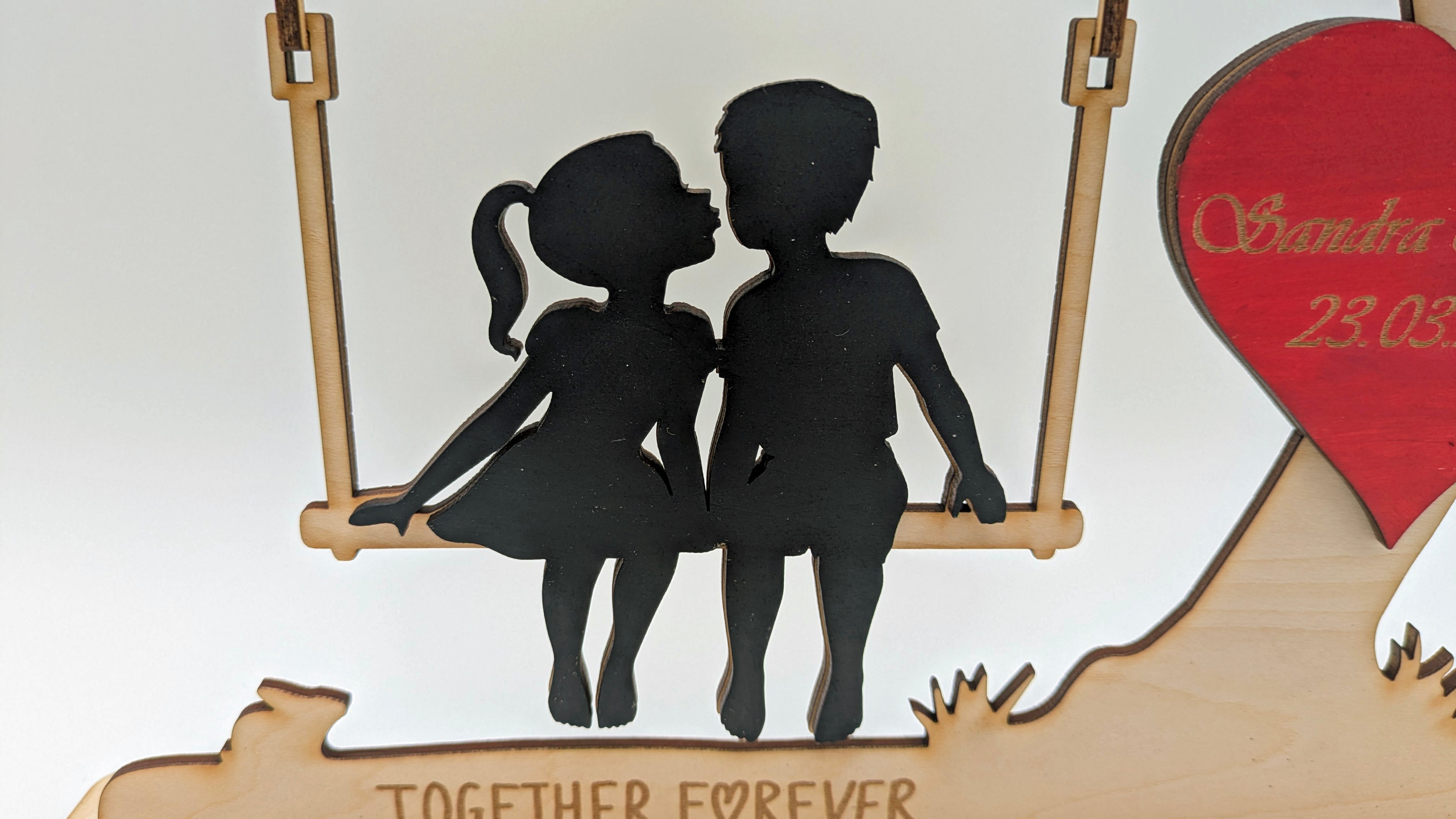 Herzensschaukel 1 – Personalisiertes 3D-Holzdisplay mit beweglichen Elementen & Gravur