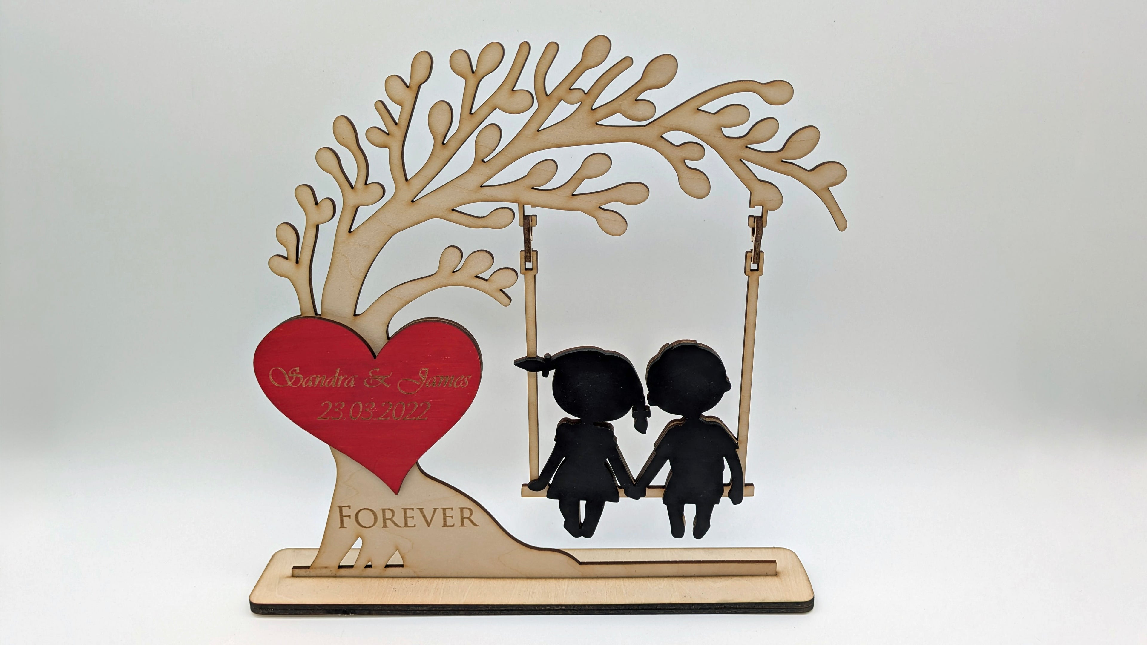 Herzensschaukel 2 – Personalisiertes 3D-Holzdisplay mit beweglichen Elementen & Gravur