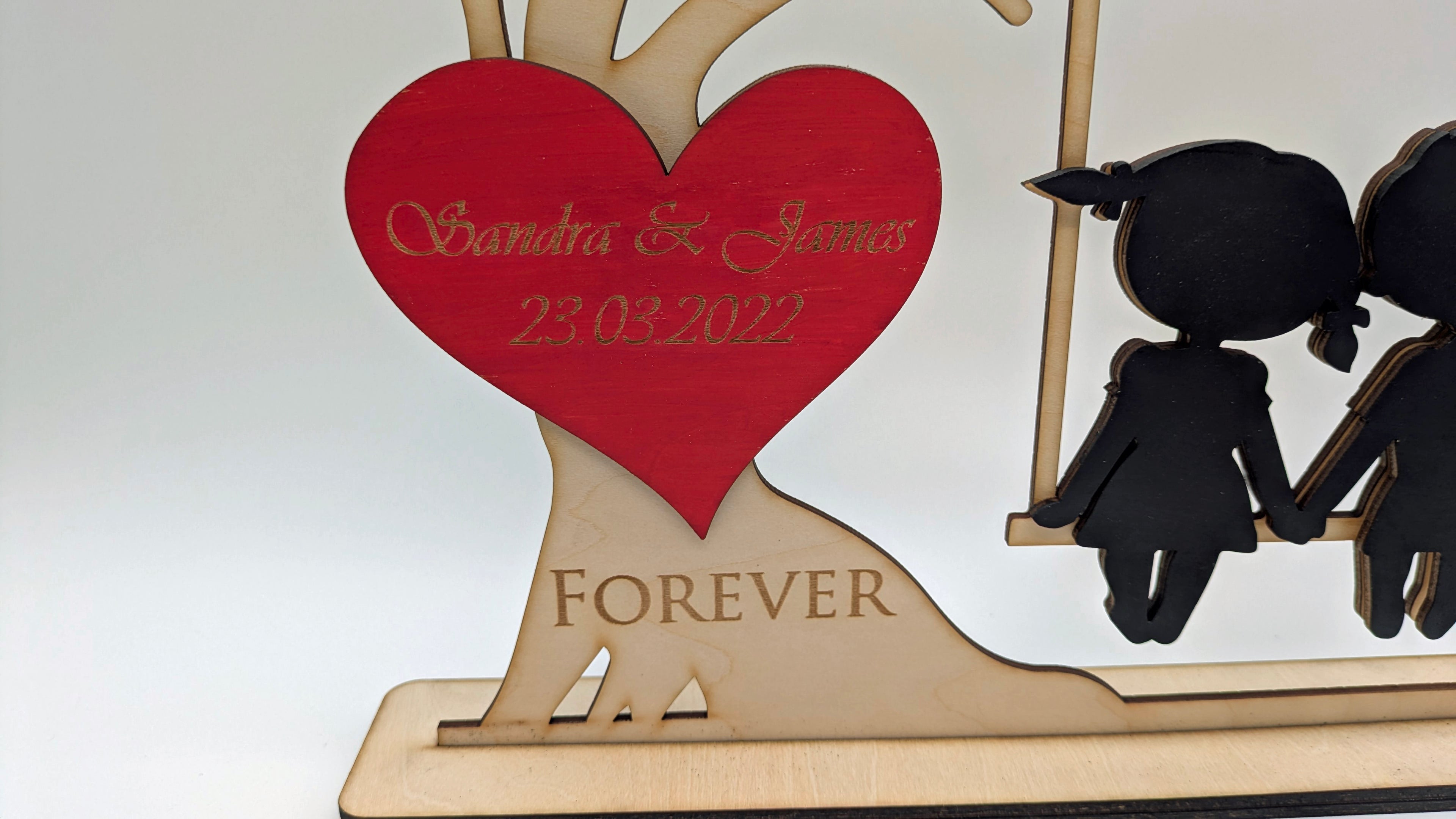Herzensschaukel 2 – Personalisiertes 3D-Holzdisplay mit beweglichen Elementen & Gravur