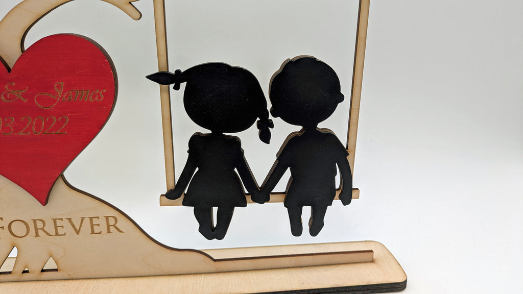 Herzensschaukel 2 – Personalisiertes 3D-Holzdisplay mit beweglichen Elementen & Gravur