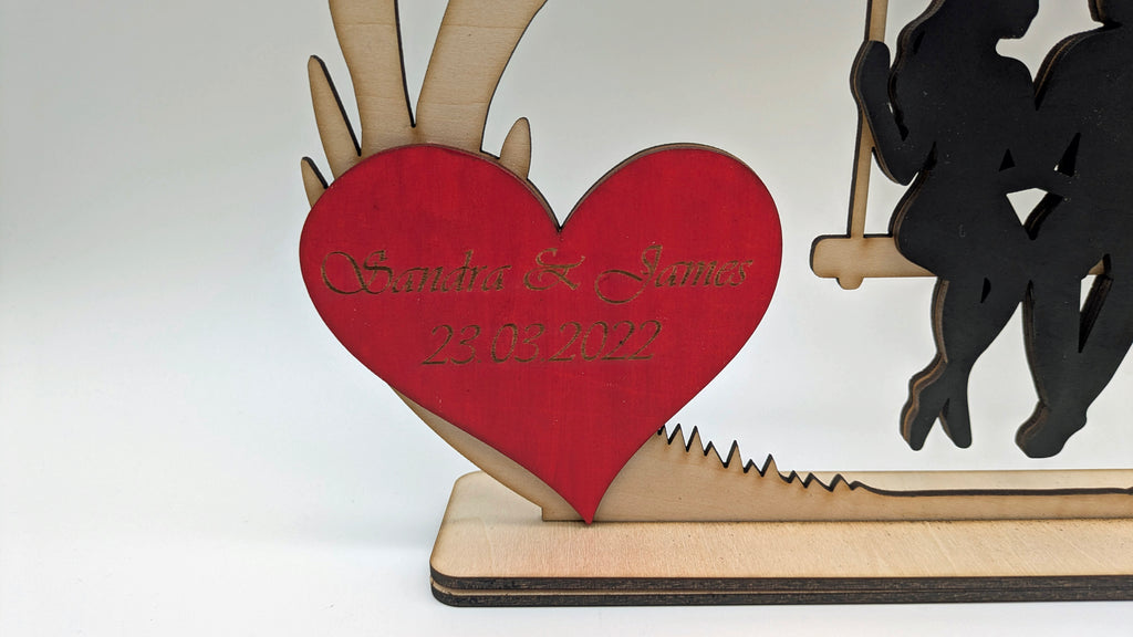 Herzensschaukel 3 – Personalisiertes 3D-Holzdisplay mit beweglichen Elementen & Gravur