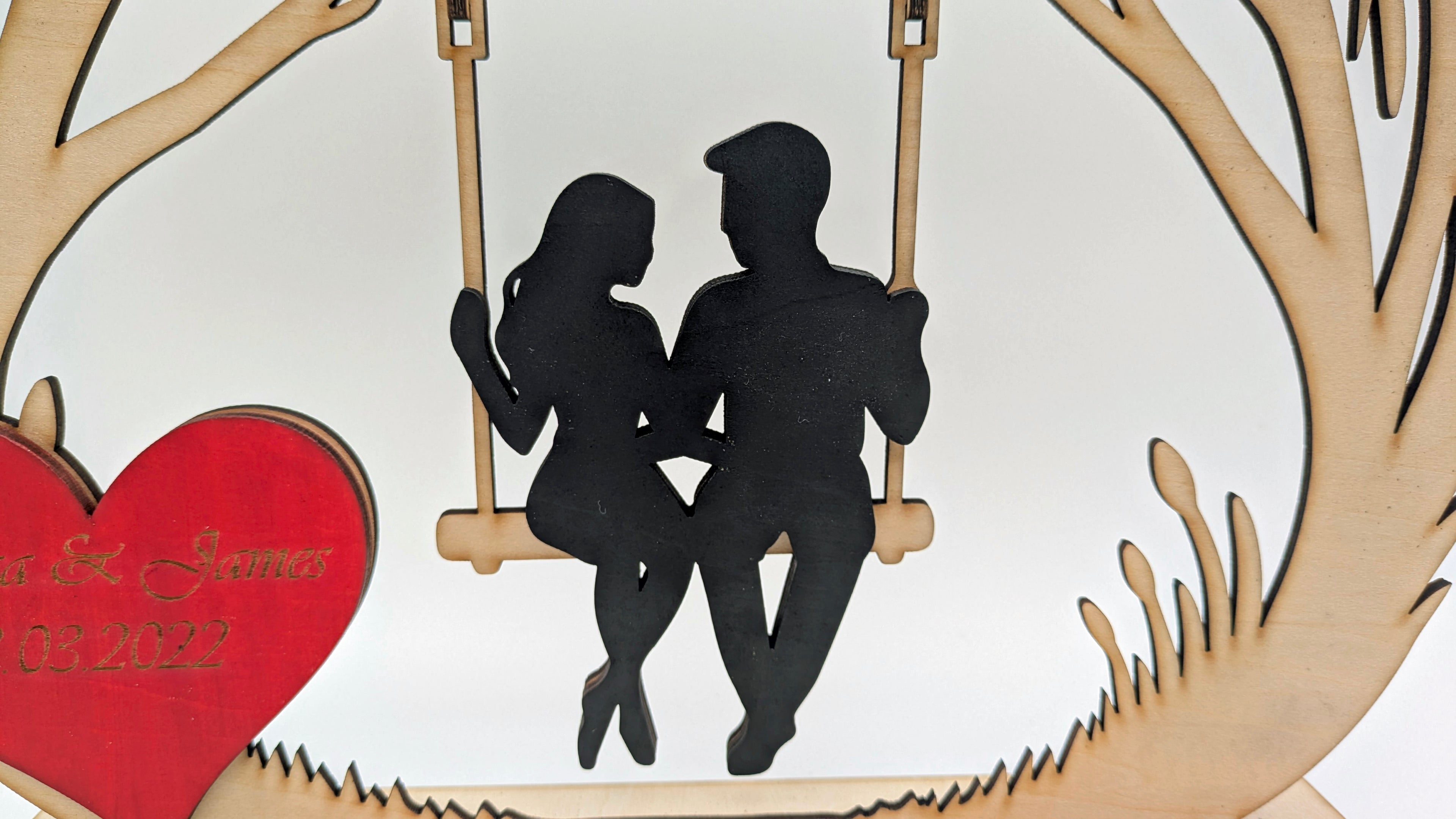 Herzensschaukel 3 – Personalisiertes 3D-Holzdisplay mit beweglichen Elementen & Gravur