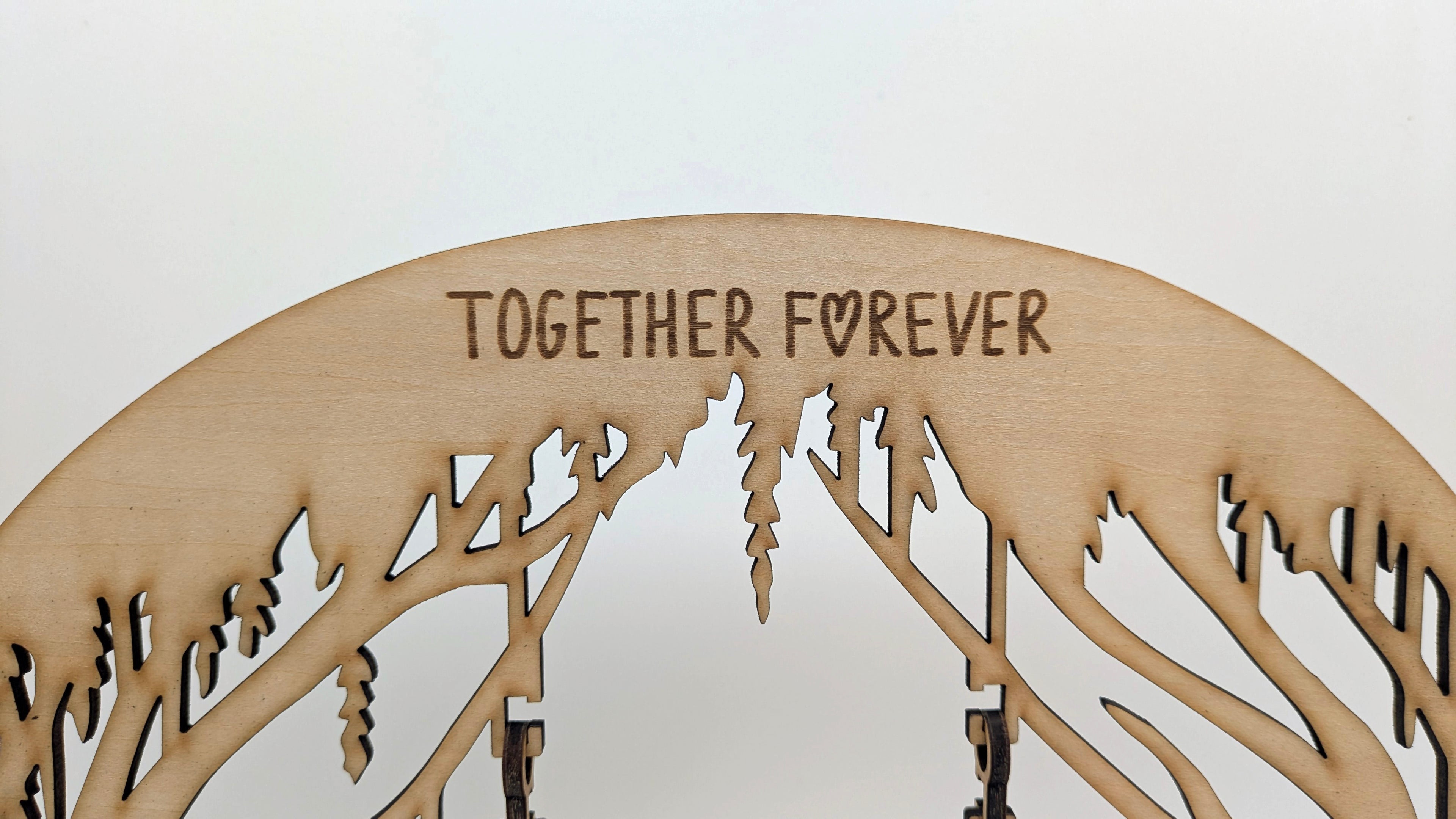 Herzensschaukel 3 – Personalisiertes 3D-Holzdisplay mit beweglichen Elementen & Gravur