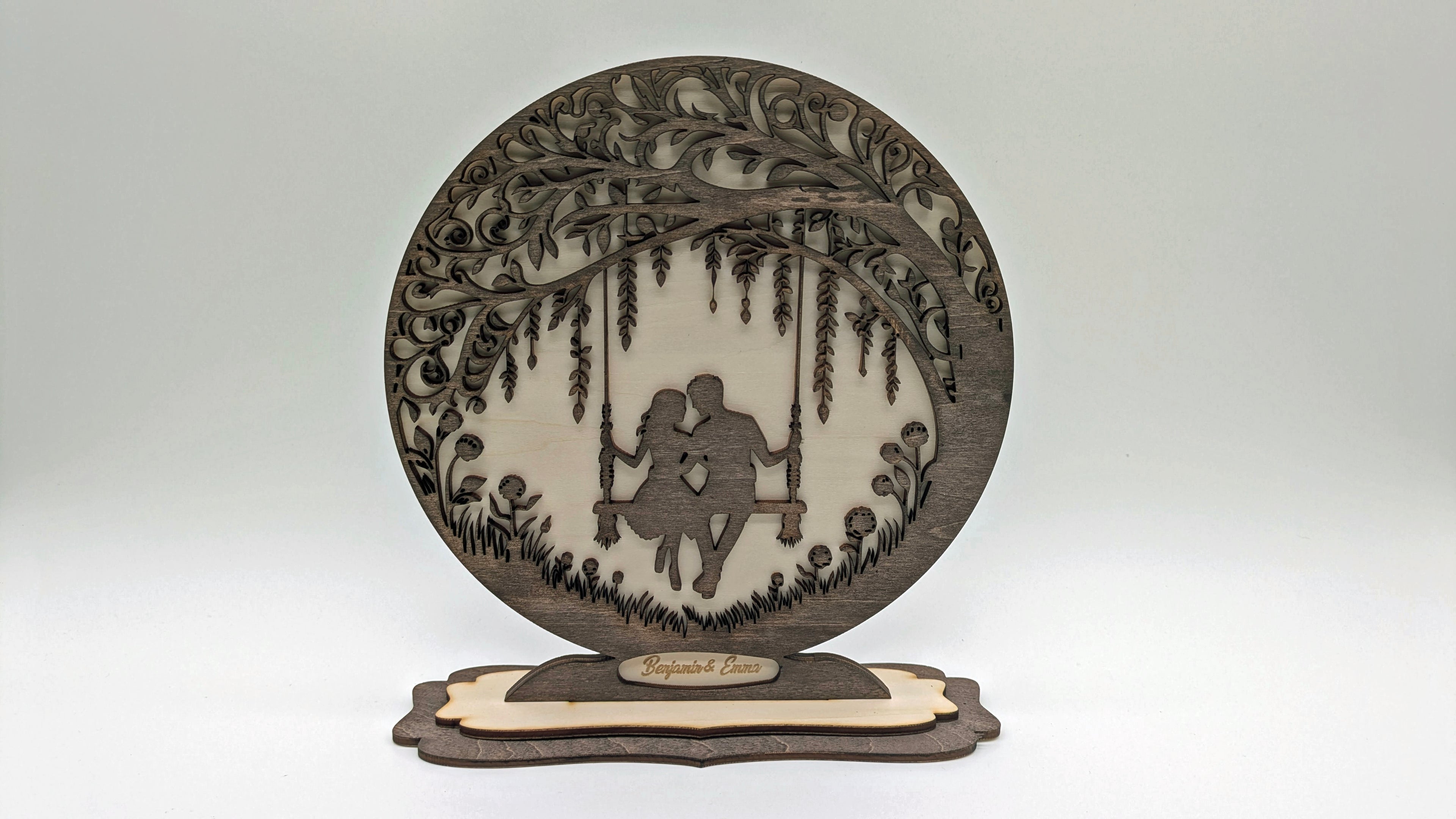 Moment im Glück – Personalisiertes 3D-Schattenbild auf Schaukel aus Balsaholz mit Gravur