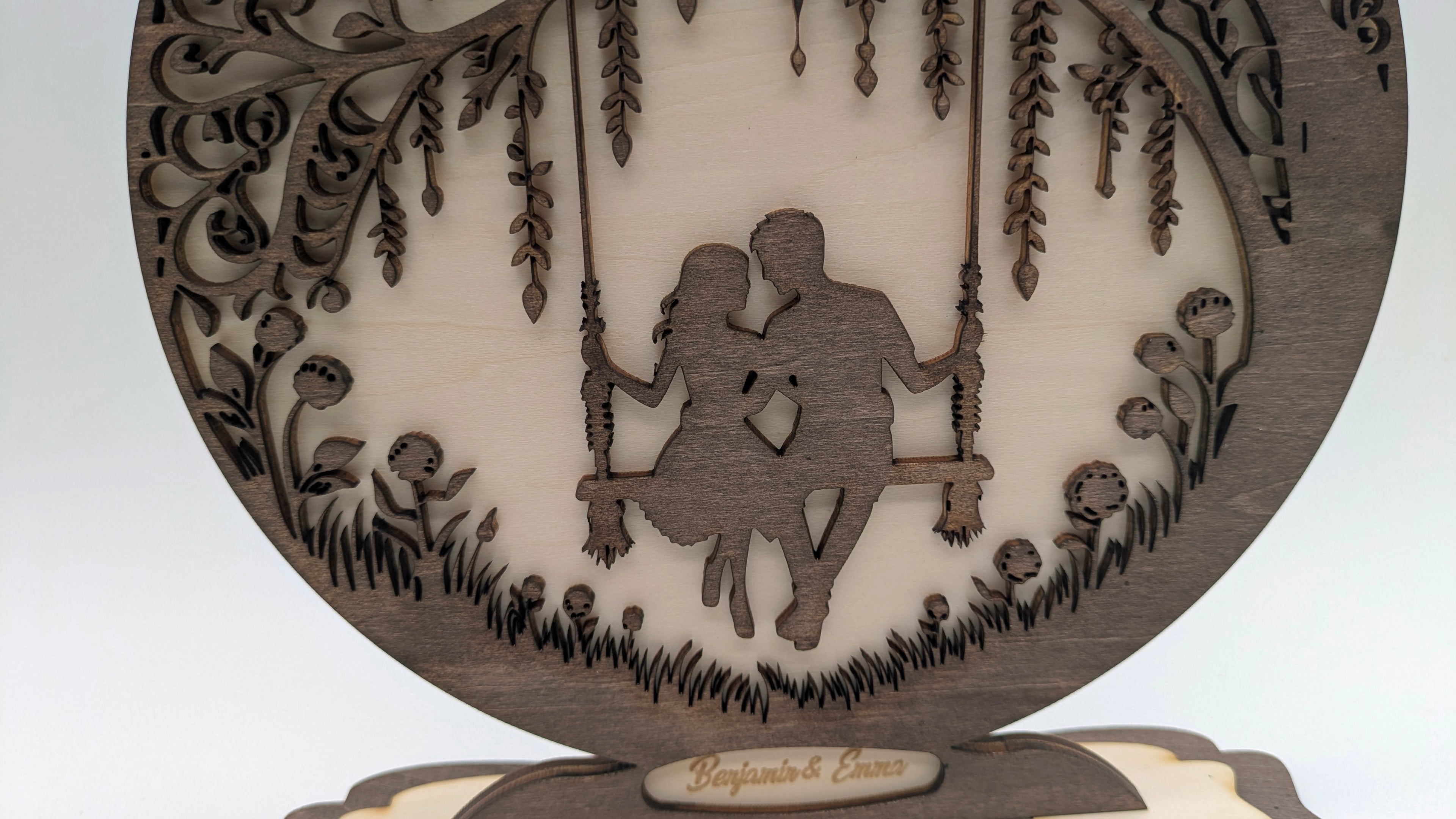 Moment im Glück – Personalisiertes 3D-Schattenbild auf Schaukel aus Balsaholz mit Gravur