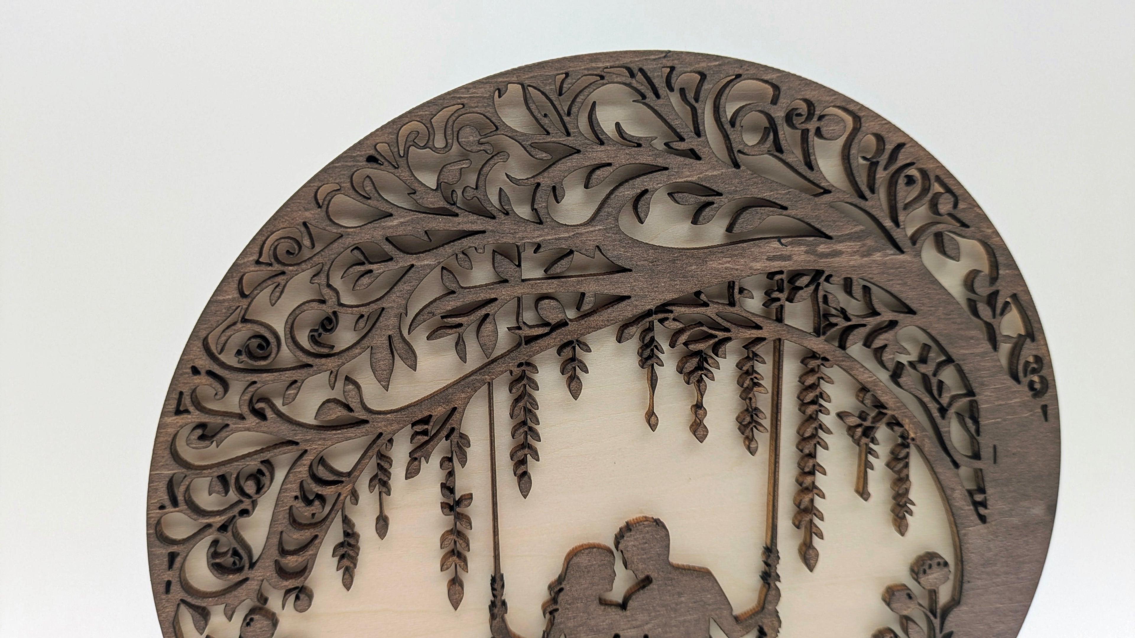 Moment im Glück – Personalisiertes 3D-Schattenbild auf Schaukel aus Balsaholz mit Gravur