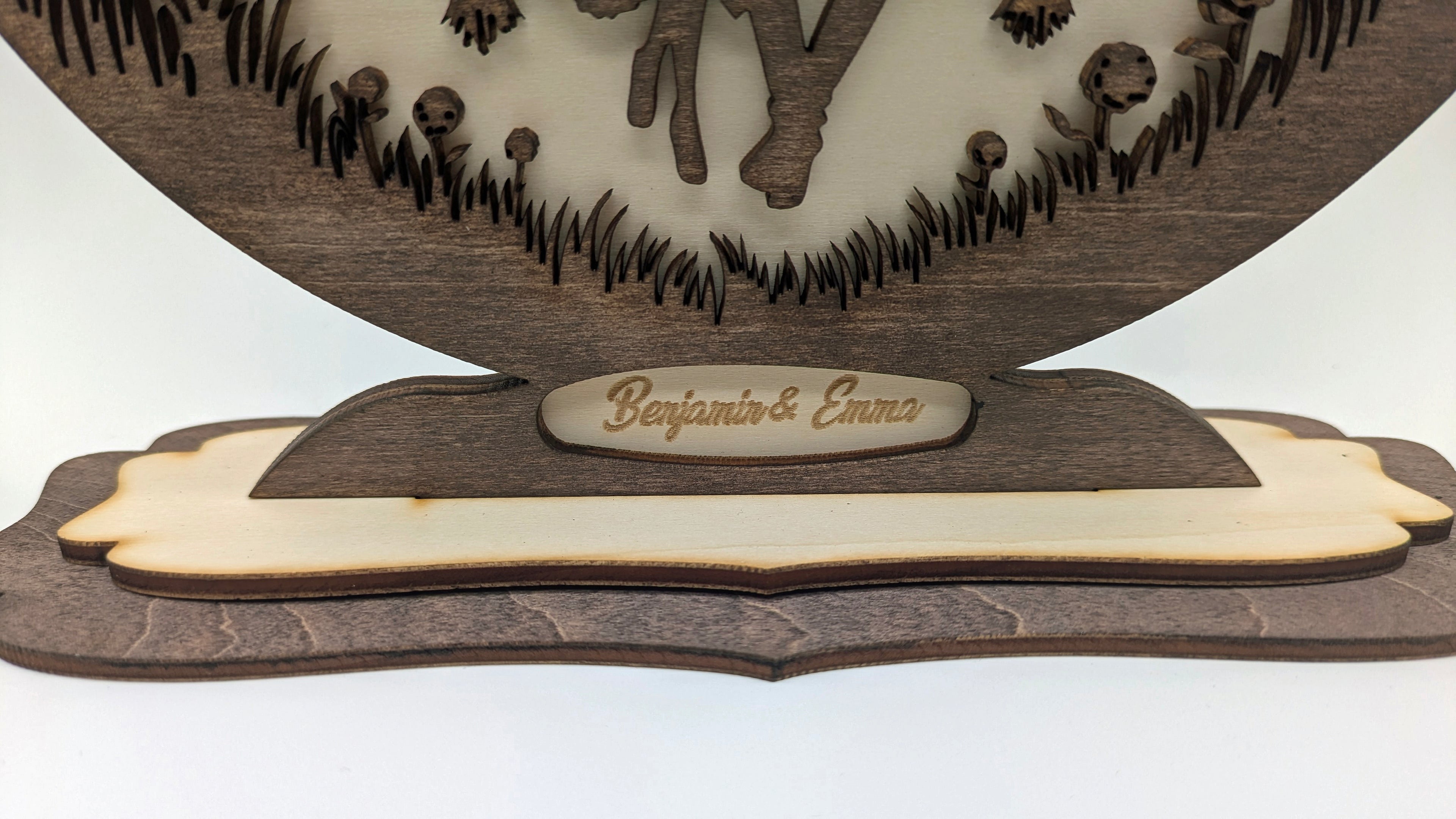 Moment im Glück – Personalisiertes 3D-Schattenbild auf Schaukel aus Balsaholz mit Gravur