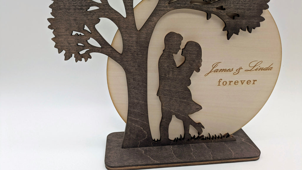 Baum der Liebe – Personalisiertes 3D Holz-Silhouette Display mit Gravur