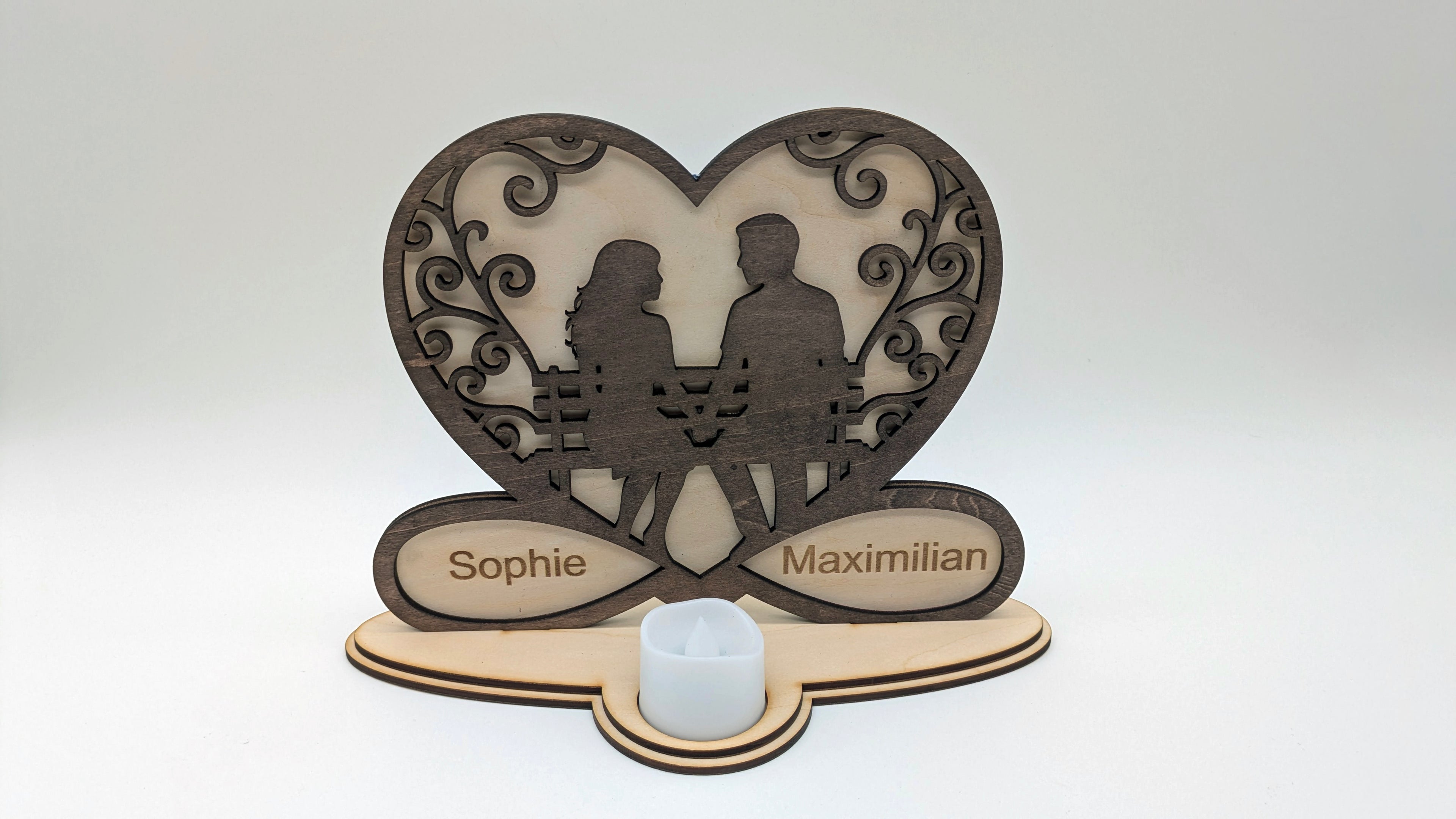 Ewige Verbundenheit: Personalisiertes Holz-Windlicht mit Herz & Namensgravur