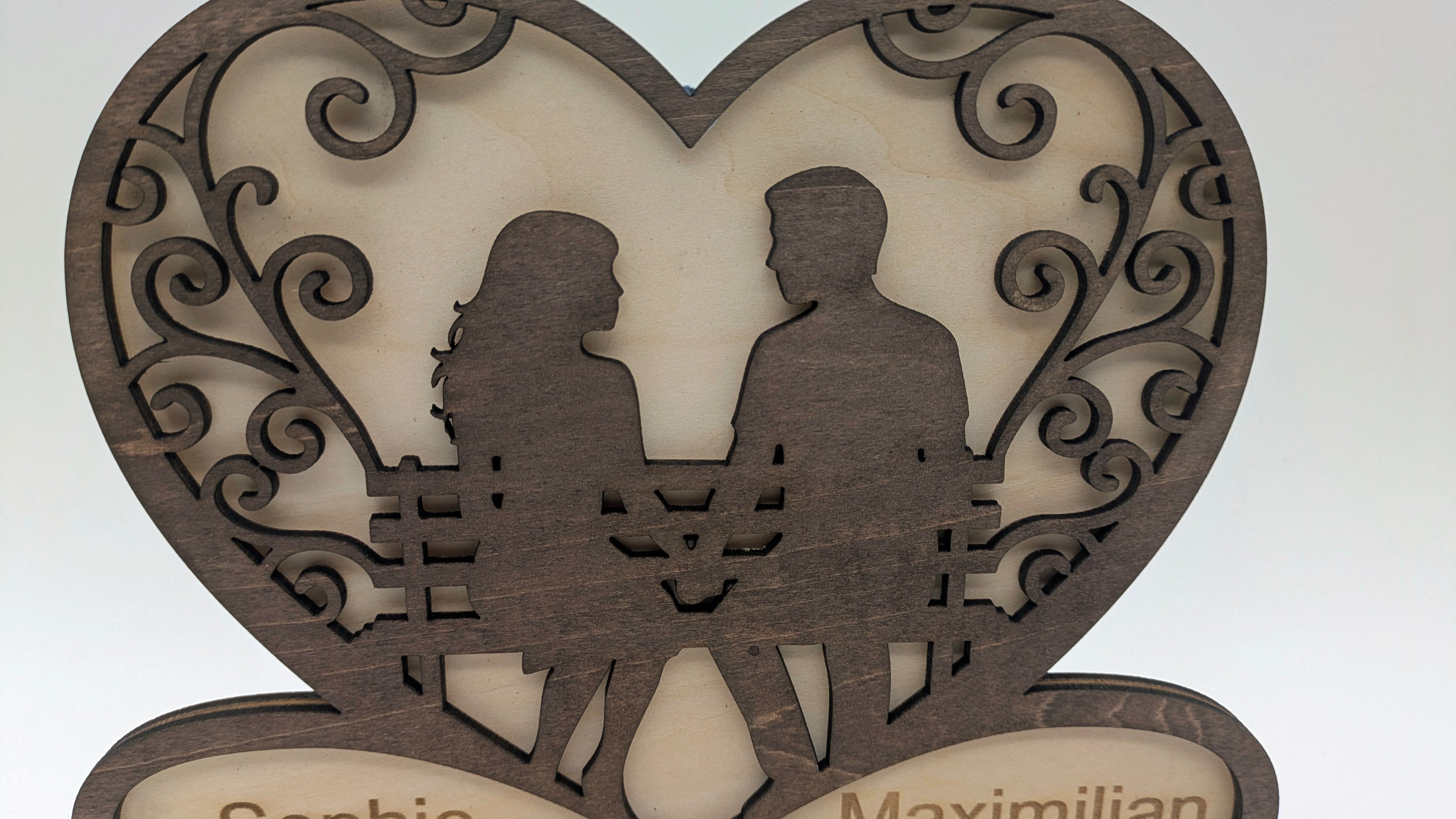 Ewige Verbundenheit: Personalisiertes Holz-Windlicht mit Herz & Namensgravur