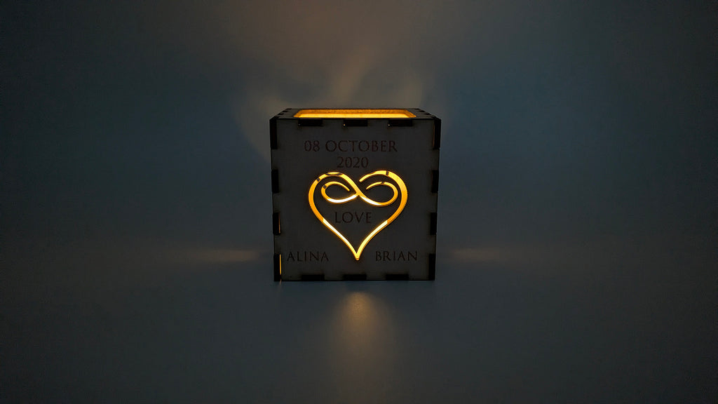Lichtmoment – Personalisiertes 3D-Teelicht-Display aus Holz mit Gravur