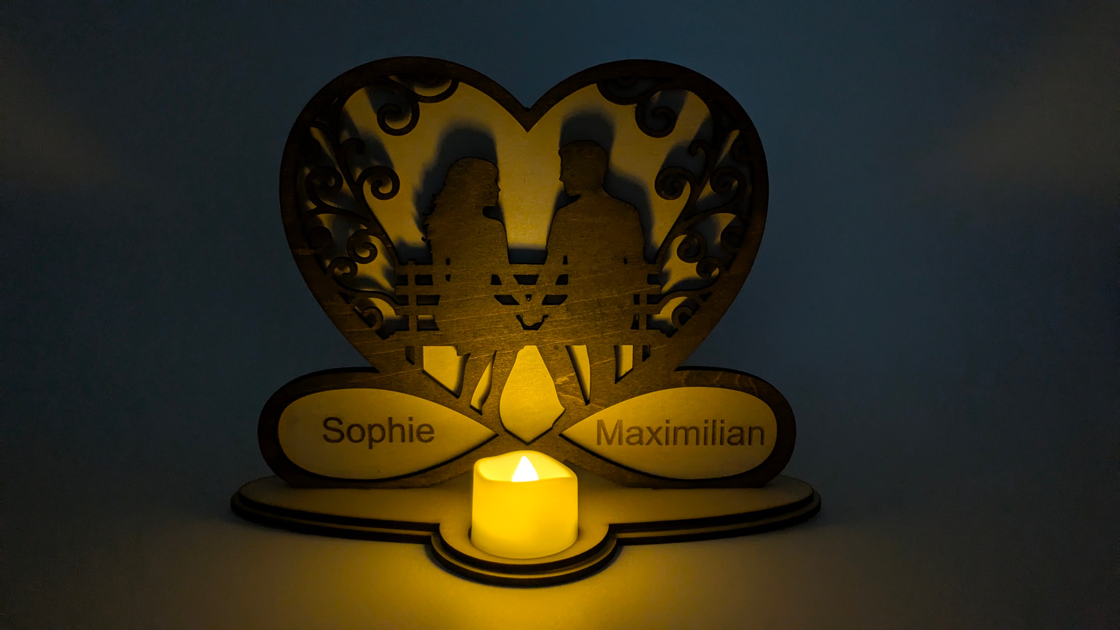 Ewige Verbundenheit: Personalisiertes Holz-Windlicht mit Herz & Namensgravur