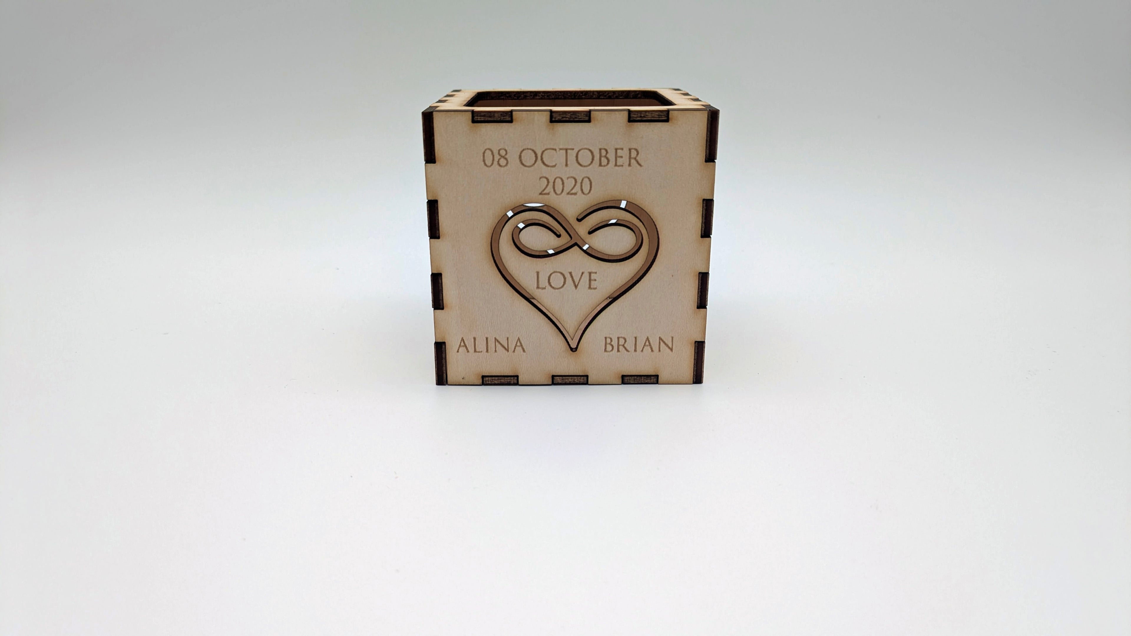 Lichtmoment – Personalisiertes 3D-Teelicht-Display aus Holz mit Gravur