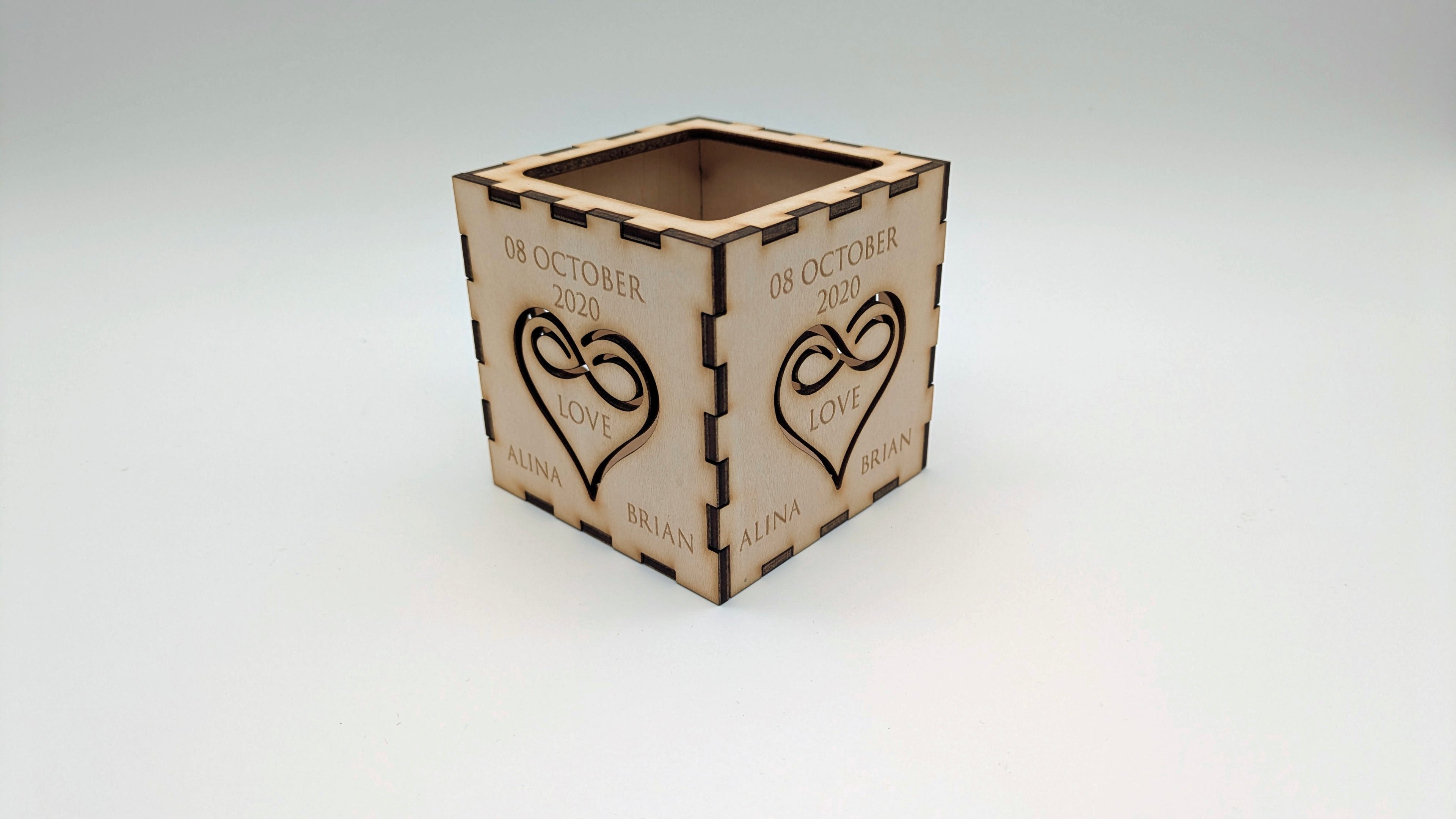 Lichtmoment – Personalisiertes 3D-Teelicht-Display aus Holz mit Gravur