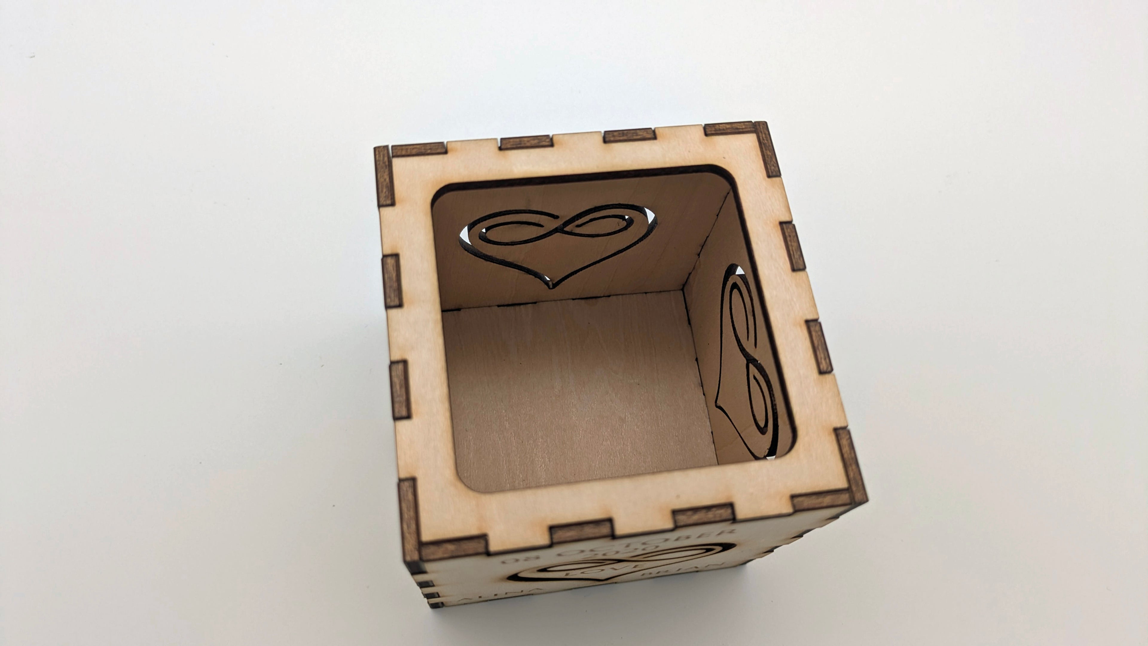 Lichtmoment – Personalisiertes 3D-Teelicht-Display aus Holz mit Gravur