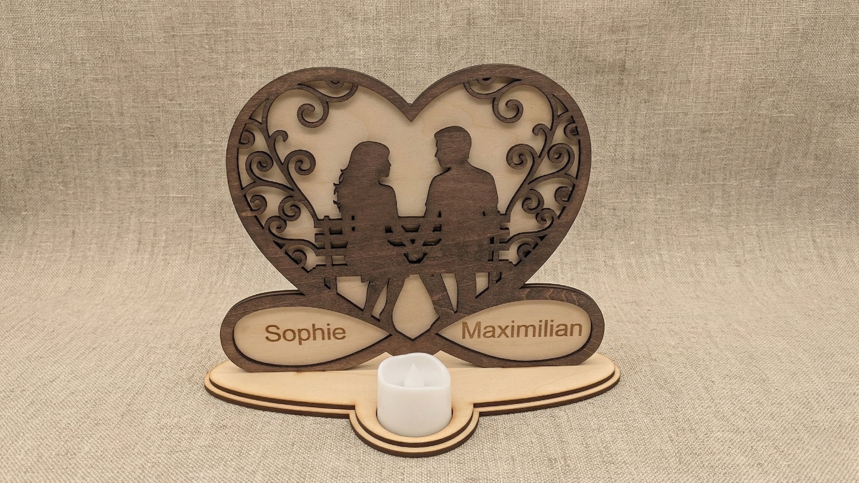 Ewige Verbundenheit: Personalisiertes Holz-Windlicht mit Herz & Namensgravur