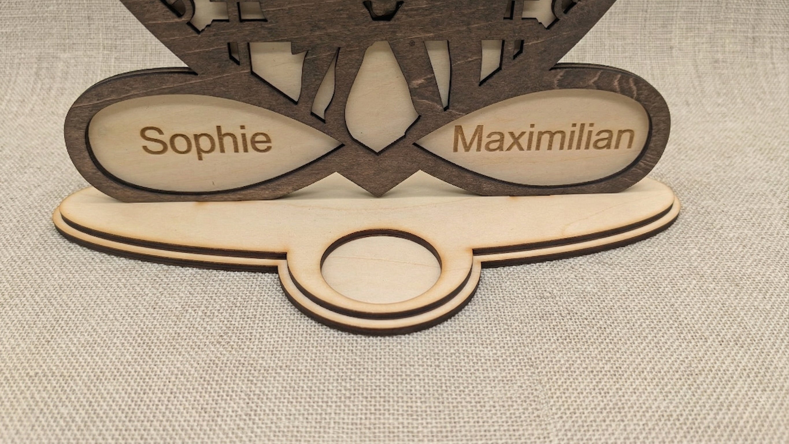 Ewige Verbundenheit: Personalisiertes Holz-Windlicht mit Herz & Namensgravur