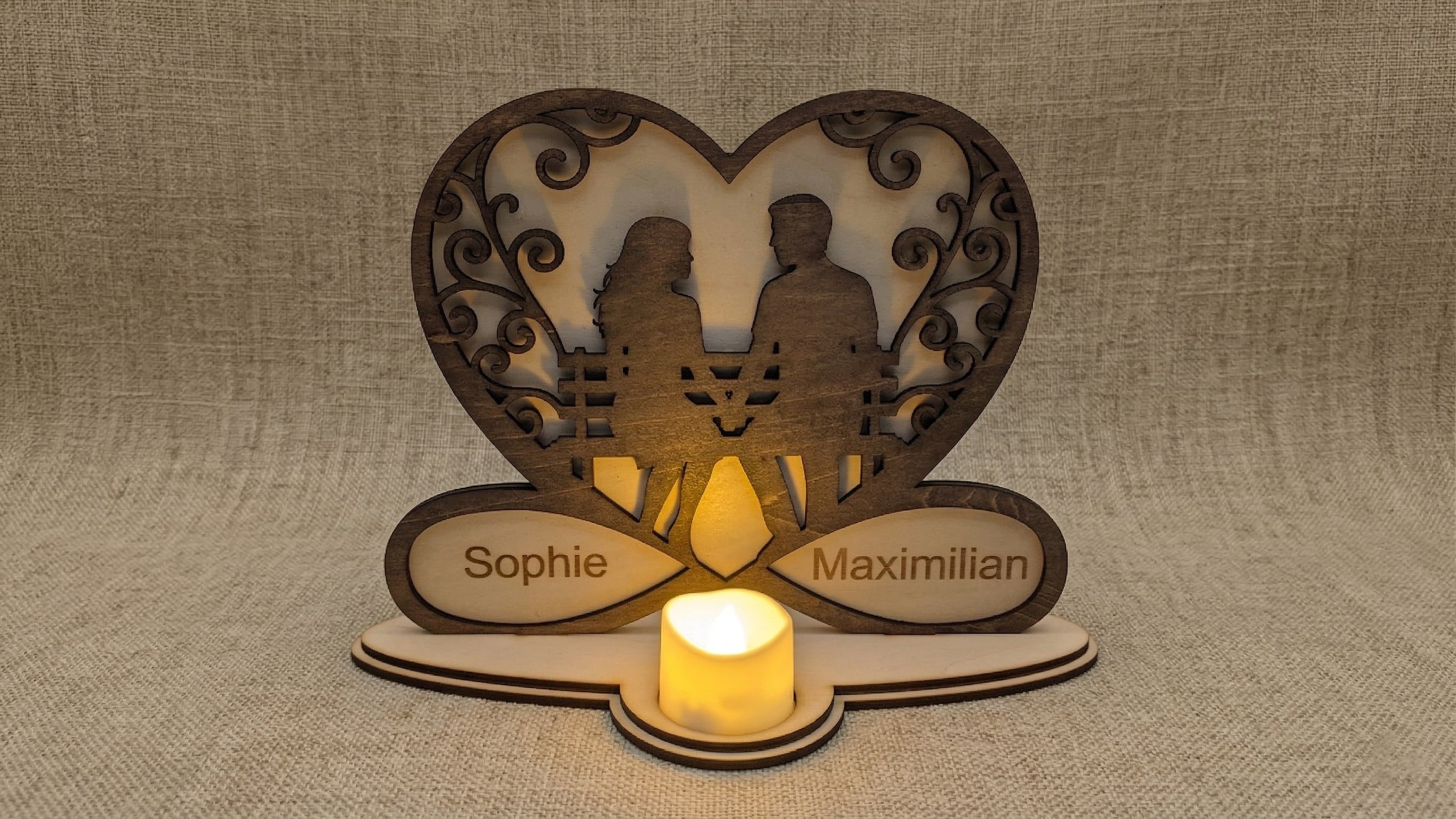 Ewige Verbundenheit: Personalisiertes Holz-Windlicht mit Herz & Namensgravur