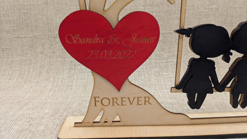 Herzensschaukel 2 – Personalisiertes 3D-Holzdisplay mit beweglichen Elementen & Gravur