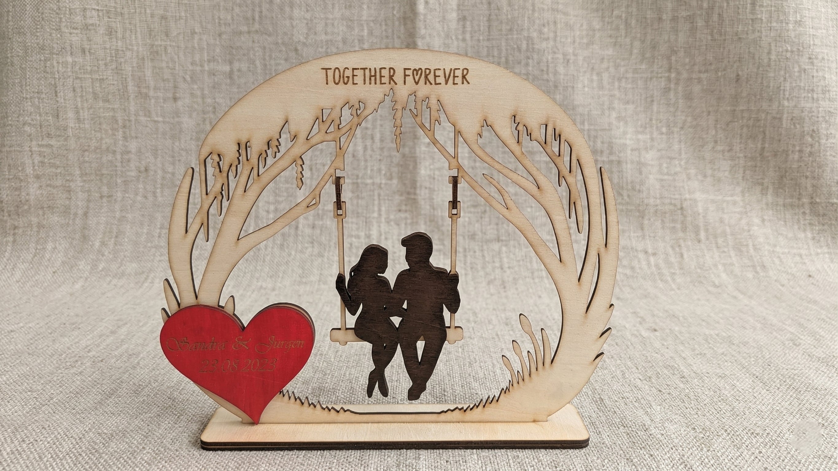 Herzensschaukel 3 – Personalisiertes 3D-Holzdisplay mit beweglichen Elementen & Gravur