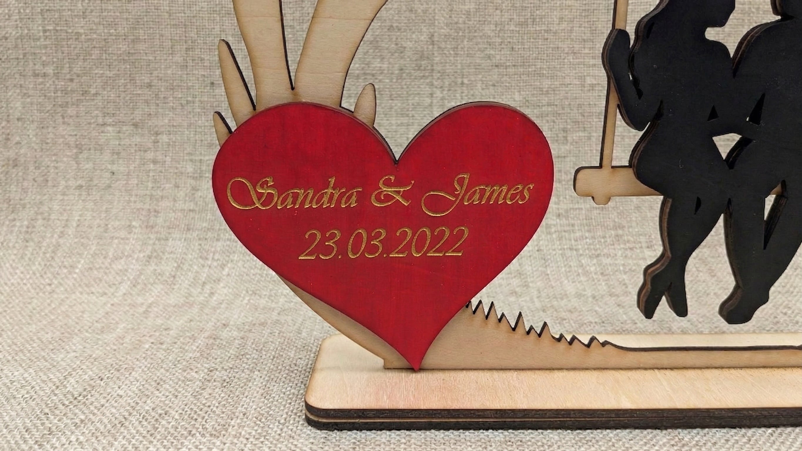 Herzensschaukel 3 – Personalisiertes 3D-Holzdisplay mit beweglichen Elementen & Gravur