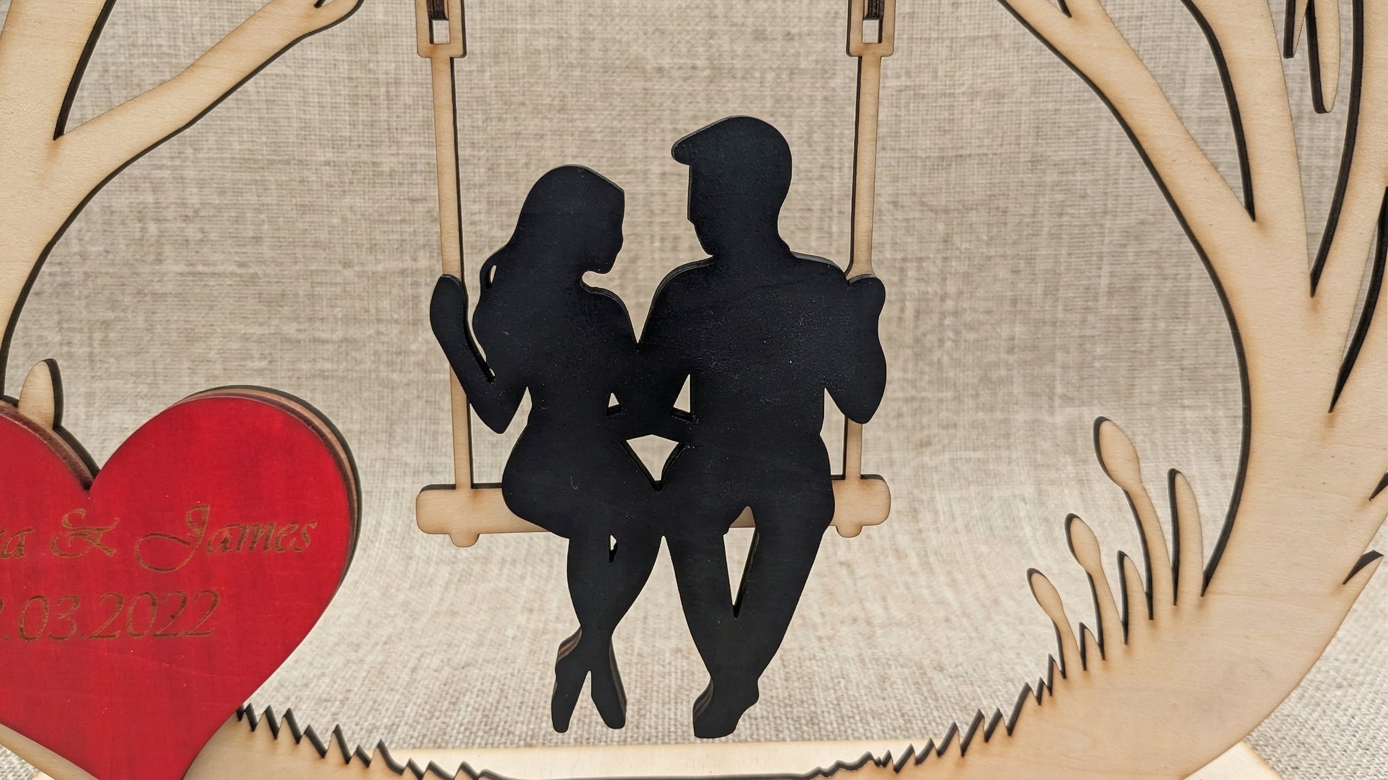 Herzensschaukel 3 – Personalisiertes 3D-Holzdisplay mit beweglichen Elementen & Gravur