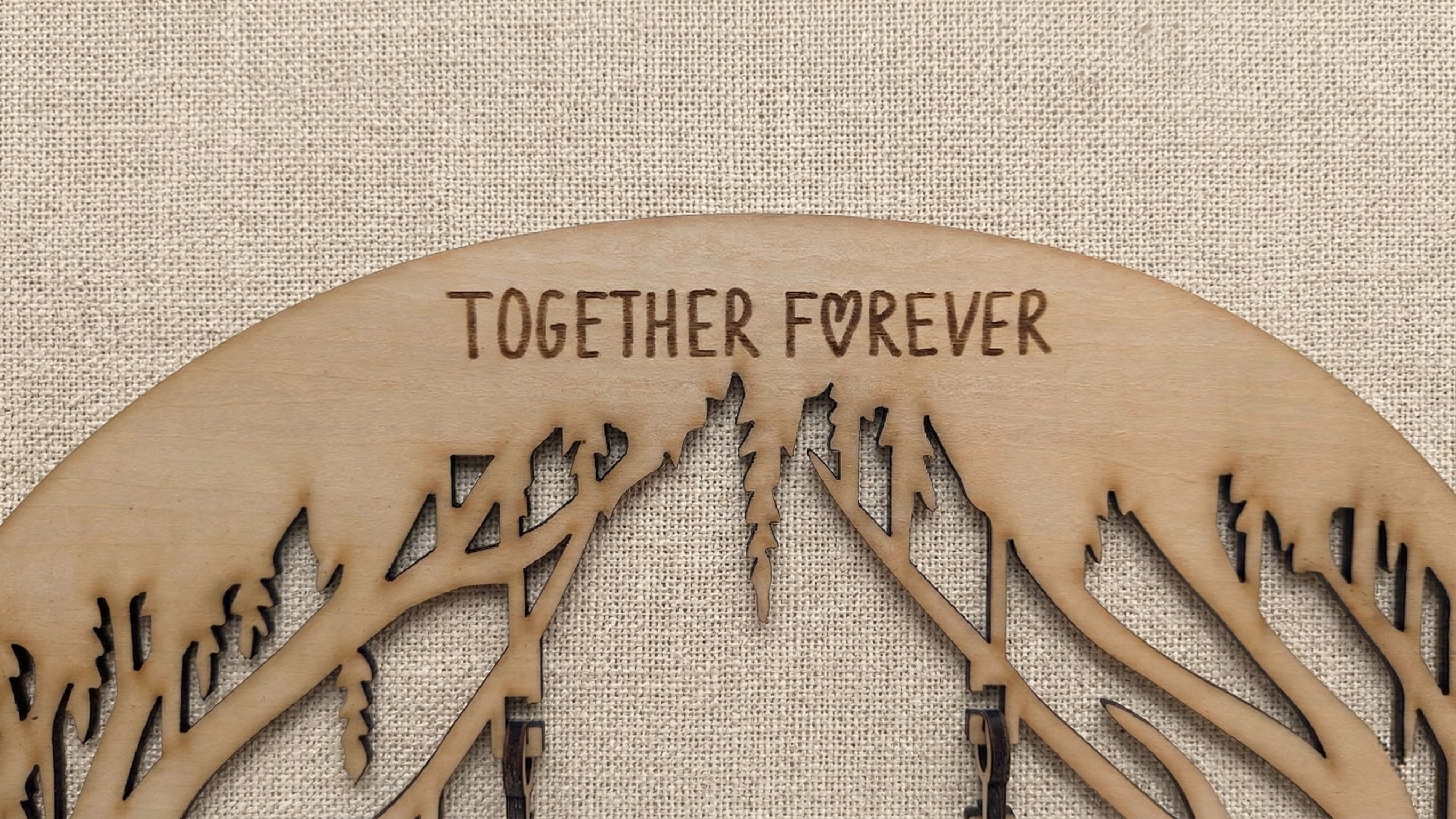 Herzensschaukel 3 – Personalisiertes 3D-Holzdisplay mit beweglichen Elementen & Gravur