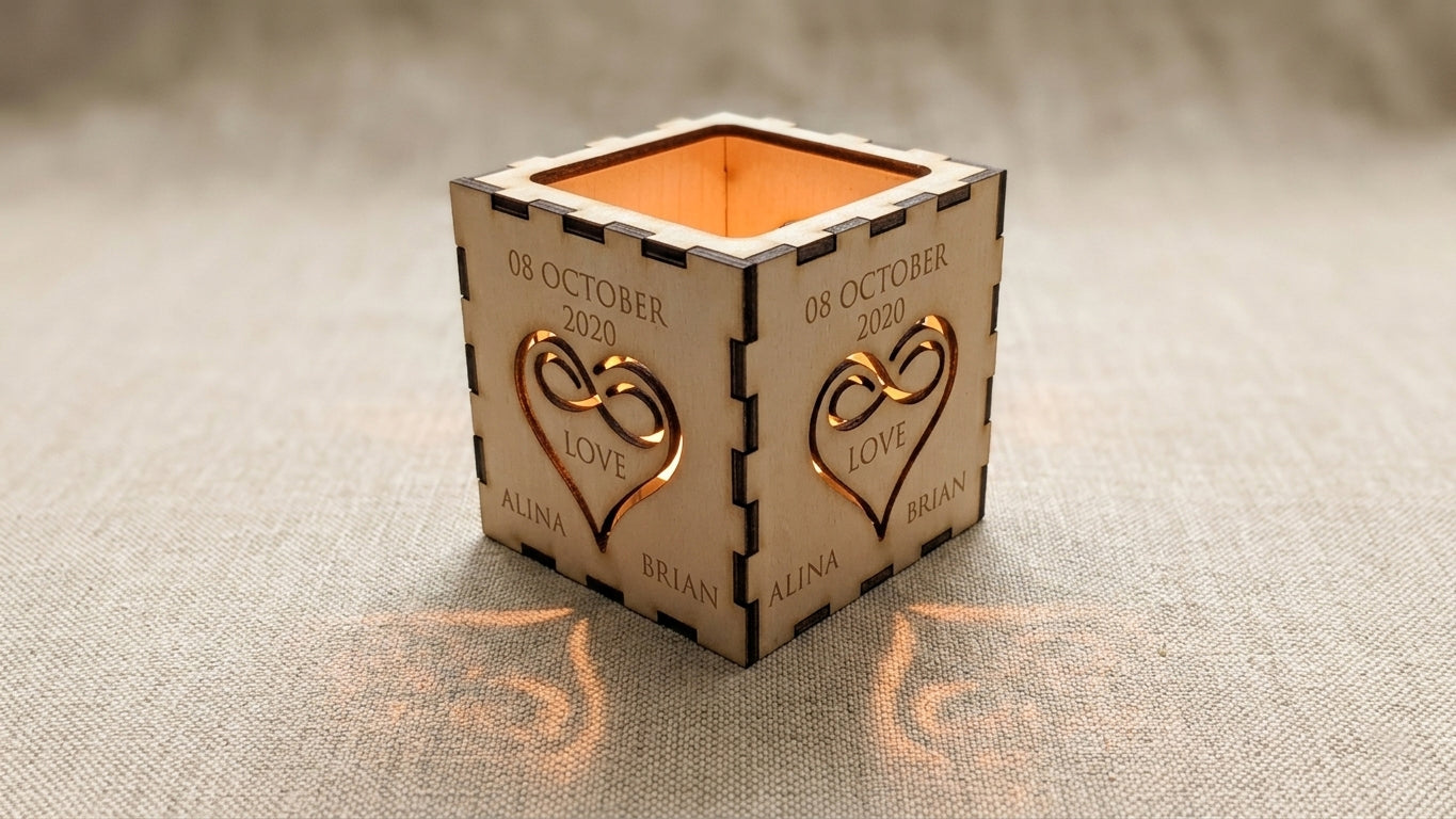 Lichtmoment – Personalisiertes 3D-Teelicht-Display aus Holz mit Gravur