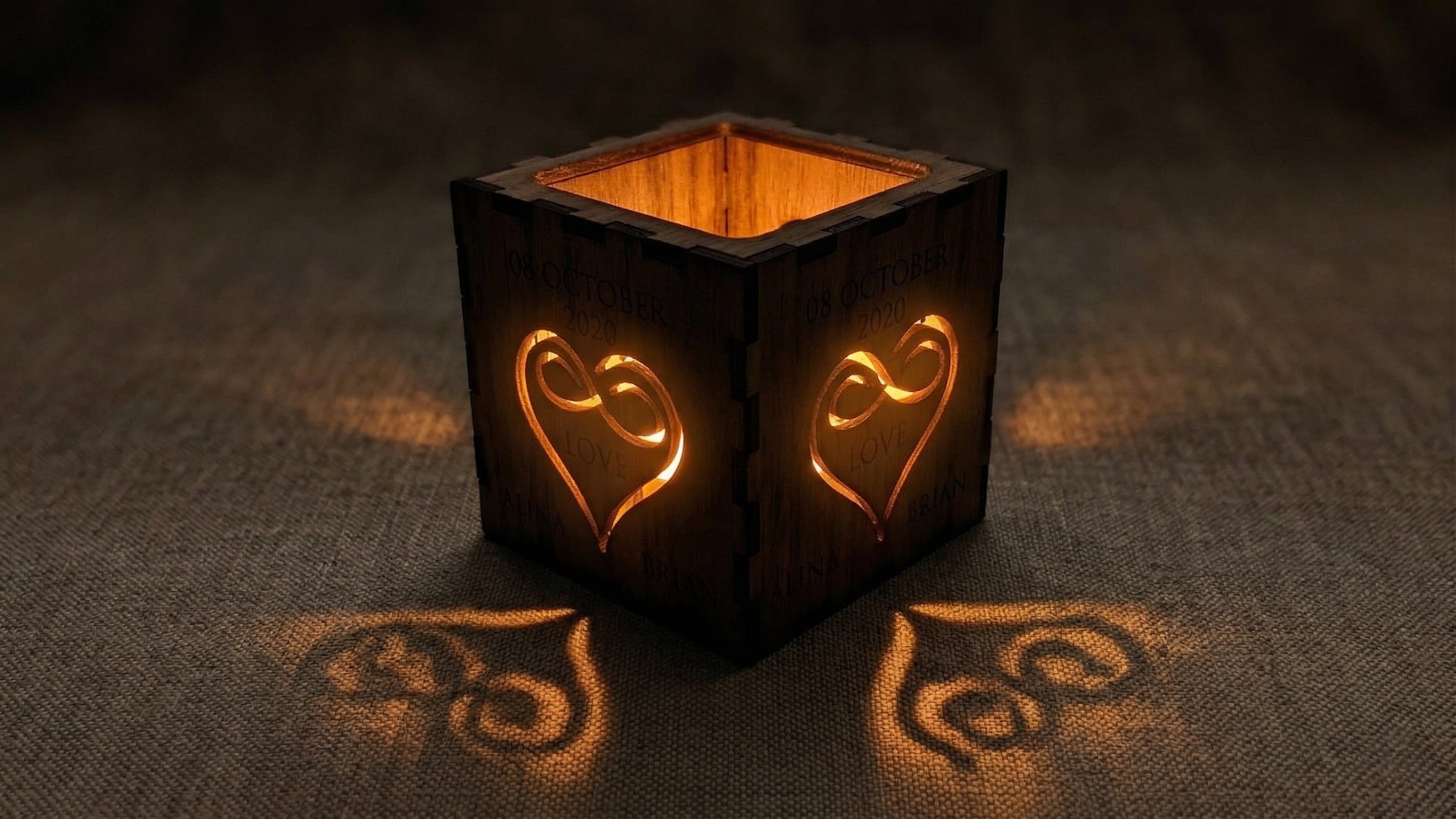 Lichtmoment – Personalisiertes 3D-Teelicht-Display aus Holz mit Gravur