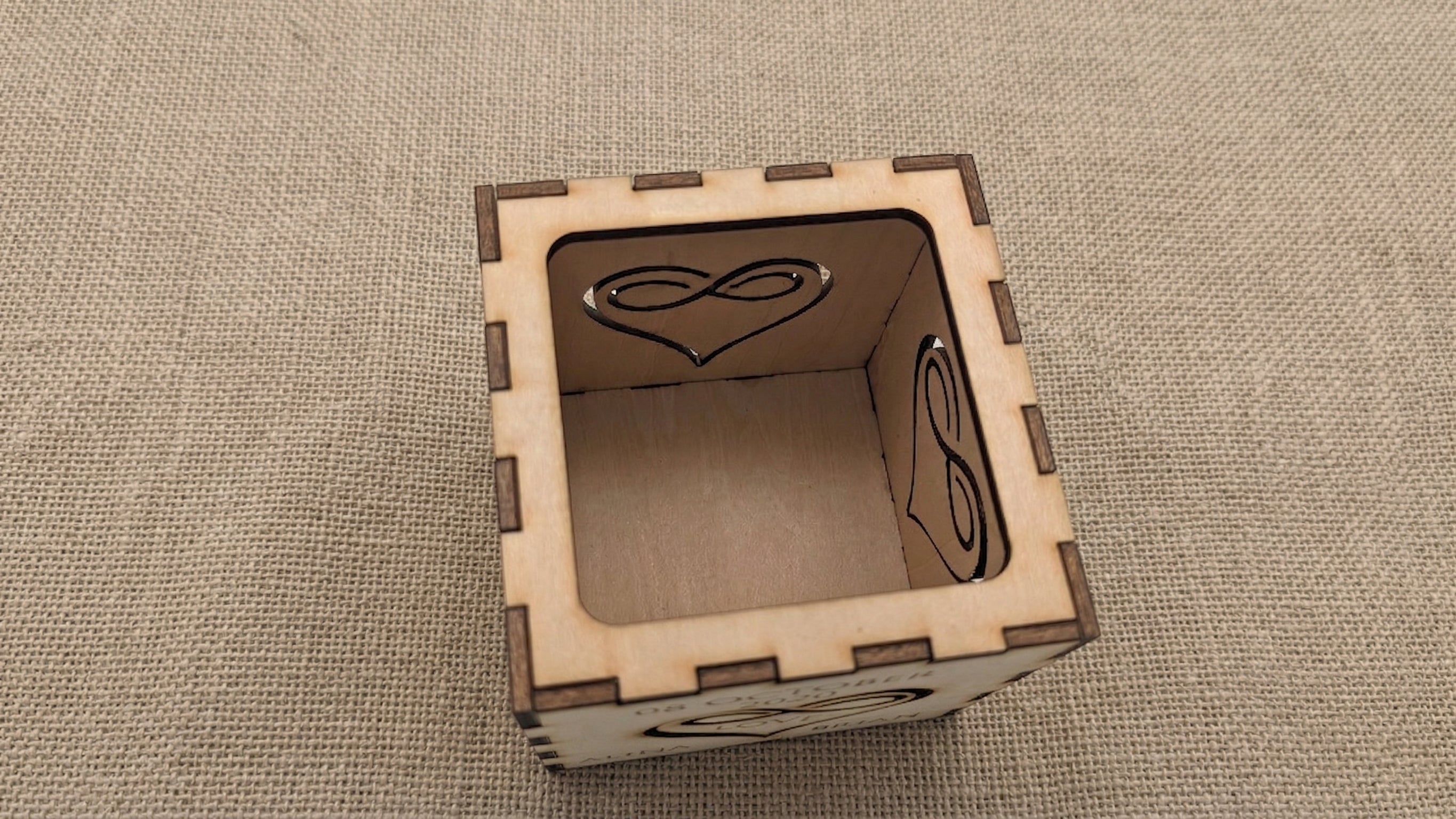 Lichtmoment – Personalisiertes 3D-Teelicht-Display aus Holz mit Gravur